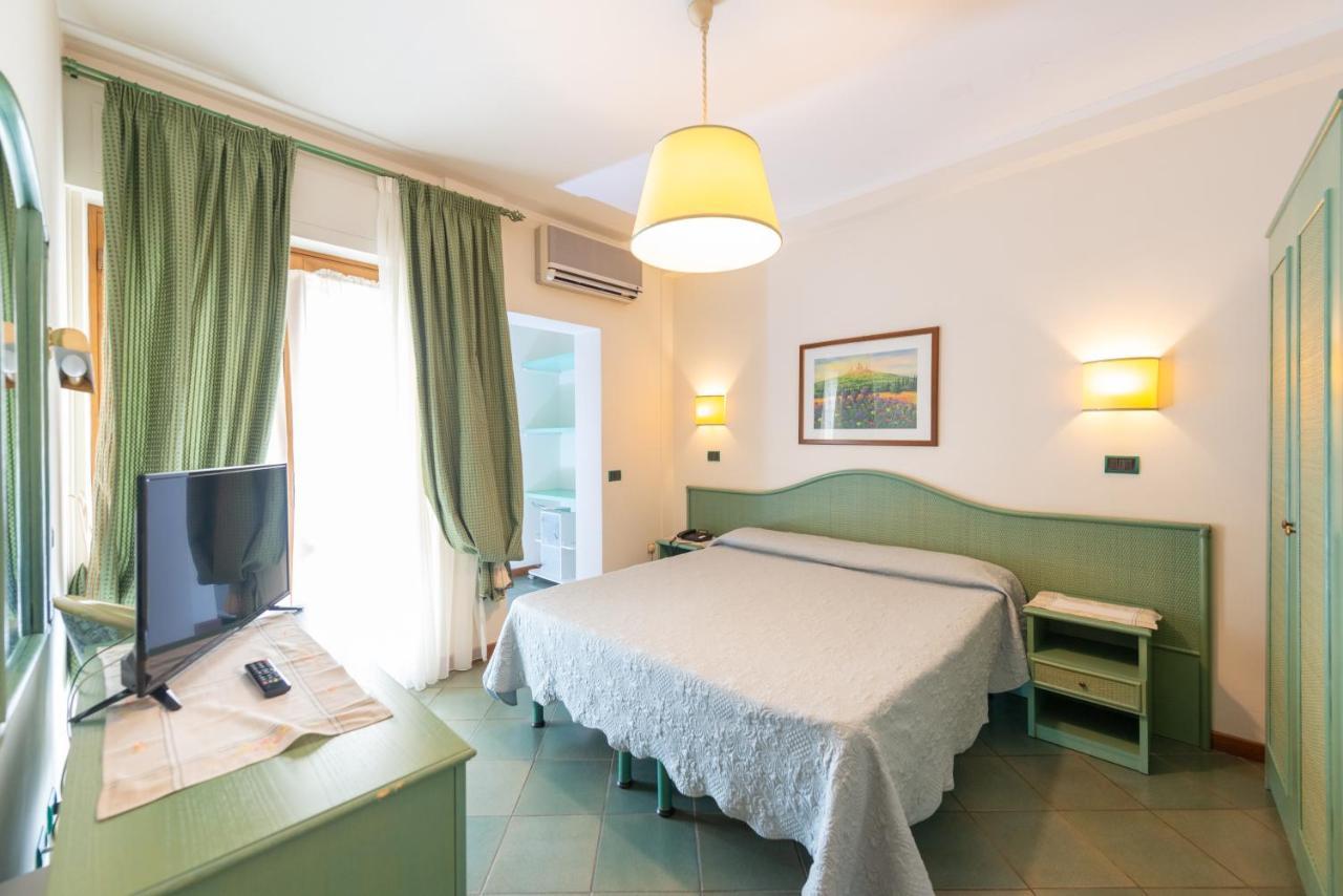 פורטה דיי מארמי Hotel Tirreno מראה חיצוני תמונה